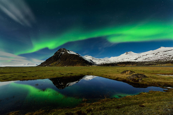 Espectacular aurora boreal cerca de la laguna glaciar Jokulsarlon en Islandia
. - Foto, Imagen