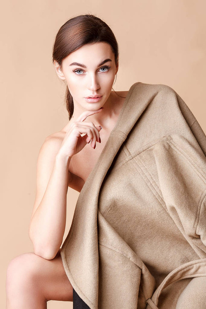 Fashion glamour sexy woman in autumn beige coat posing at studio. Vogue style. - Фото, зображення