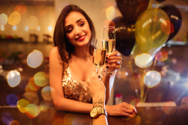 Glamour bela mulher sorridente com champanhe e balões dourados no fundo em um restaurante selecionando ano novo, Natal, x-mas
 - Foto, Imagem