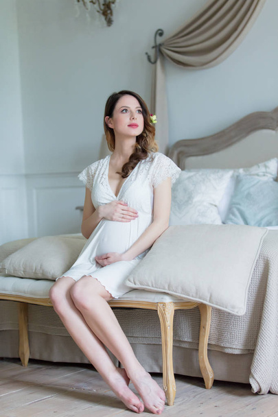Mujer embarazada en vestido blanco  - Foto, Imagen