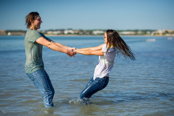 Joyeux jeune couple danse dans la mer
. - Photo, image