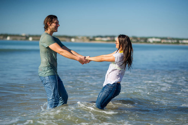 Joyeux jeune couple danse dans la mer
. - Photo, image