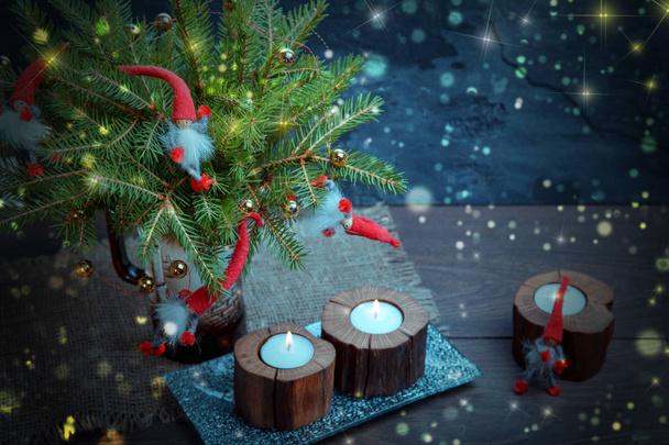 Винтажная рождественская или новогодняя композиция с елкой, деревянными свечами и гномами. Сельский стиль
 - Фото, изображение