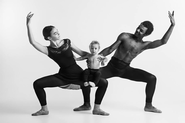 A happy family of ballet dancers on white studio background - Foto, afbeelding