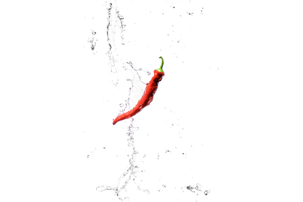 rote Chilischote in Wasser spritzt isoliert auf weißem - Foto, Bild