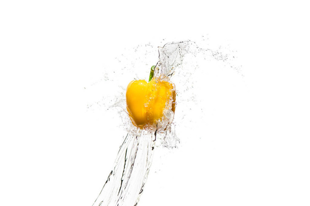 su sıçramalarına beyaz izole sarı dolmalık biber - Fotoğraf, Görsel