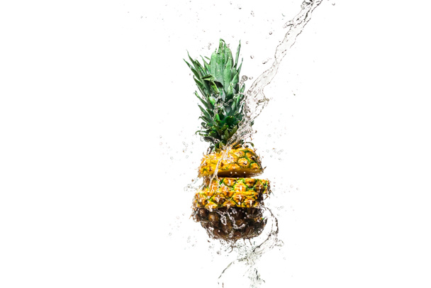 frische Ananas in Scheiben geschnitten in Wasser spritzt isoliert auf weiß - Foto, Bild