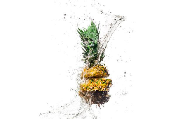 tuoretta viipaloitua ananasta valkoisella eristetyissä vesiläikkymissä
 - Valokuva, kuva