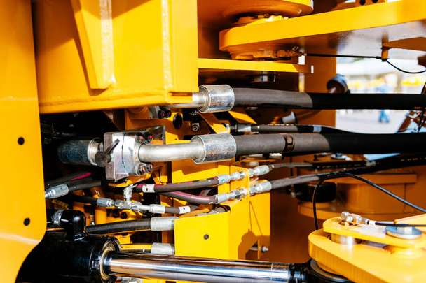 Tuberías y tubos del sistema hidráulico de un tractor de excavadora moderno - ingeniería de detalles potentes de la máquina de trabajo
  - Foto, imagen