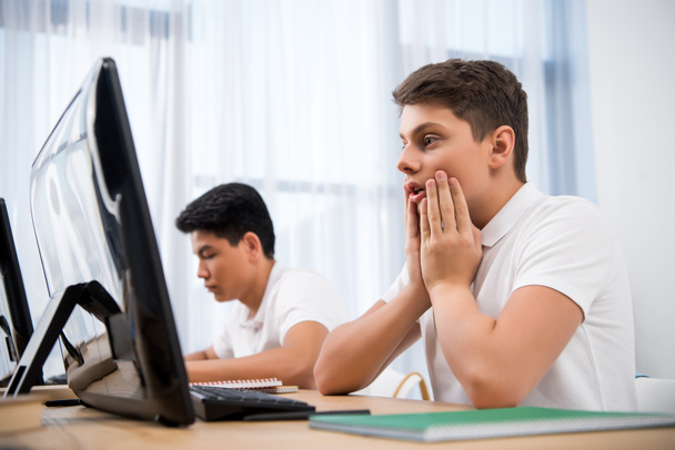jeune adolescent fatigué garçons étudiant sur les ordinateurs
 - Photo, image