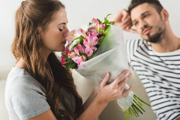young woman with beautiful bouquet presented by boyfriend - Foto, imagen