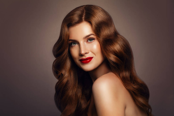 Doğal güzellik. Çiller ile güzel kızıl saçlı kadın - Fotoğraf, Görsel