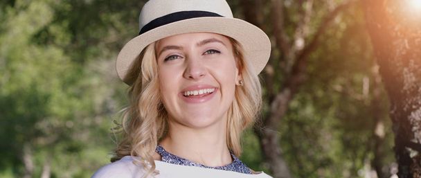 Portrait of the young woman in a hat on warm sunny day - Foto, Bild
