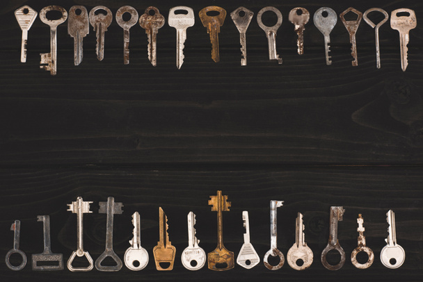 Widok z góry ramki vintage klucze na stole czarny - Zdjęcie, obraz
