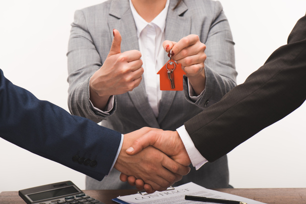 imagem cortada de cliente e agente imobiliário apertando as mãos, conceito de compra de realty isolado no branco
 - Foto, Imagem