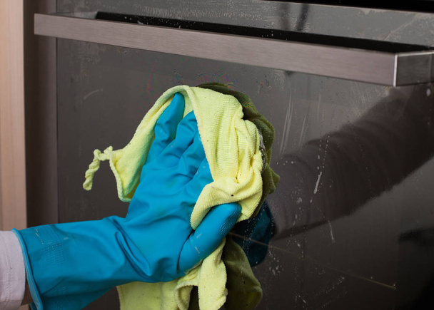 Cleaning door of oven - Valokuva, kuva