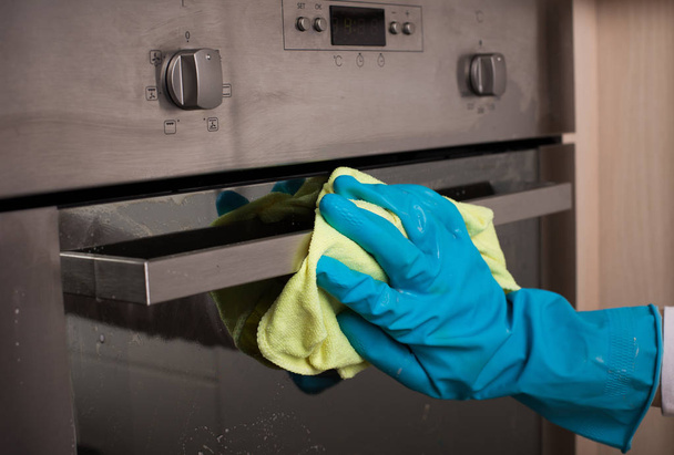 Cleaning door of oven - Фото, изображение