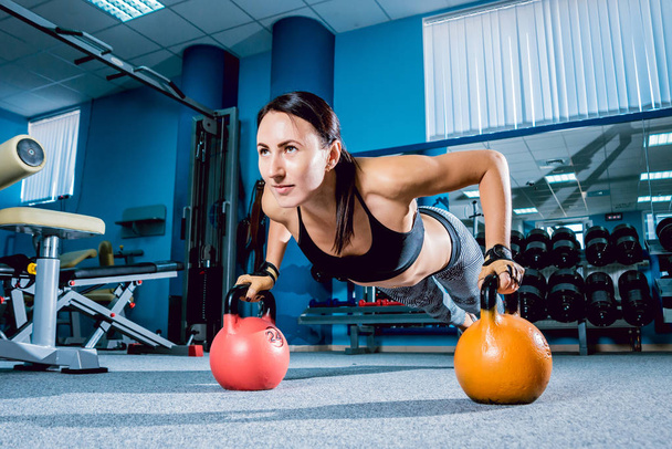 Young sporty woman in gym - 写真・画像