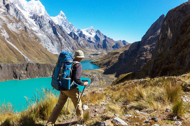 人間山脈 Huayhuash、ペルーの 3 つのラグーンでのハイキング  - 写真・画像