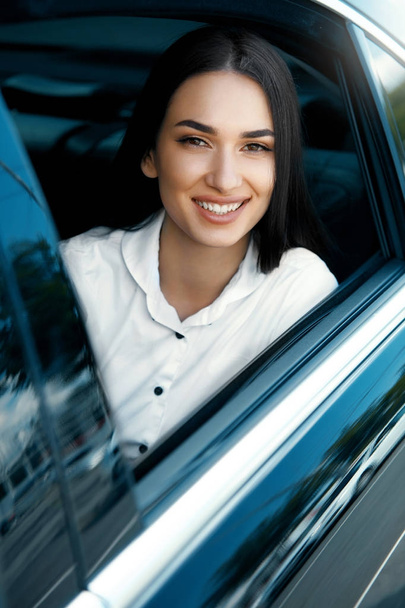 車の中の女性。美しいビジネス女性の仕事に行く - 写真・画像