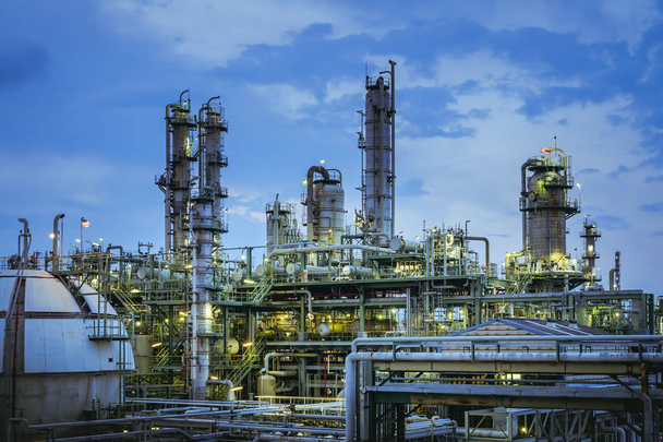 Roślin lub ropy naftowej i gazu rafineria petrochemia z niebieski niebo czas Zmierzch - Zdjęcie, obraz