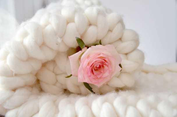 Manta grande de punto hecha a mano de lana Merino con rosa, super chu
 - Foto, imagen