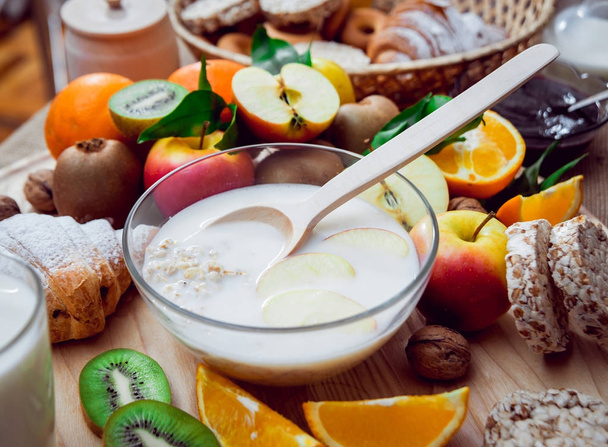 Healthy breakfast with milk, fruits and muesli - Foto, Bild