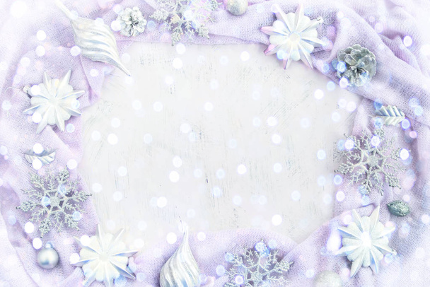 Sfondo festivo con luce delicato effetto bokeh e disegno neve decorativa
. - Foto, immagini