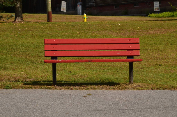 Un banco rojo del parque
 - Foto, imagen