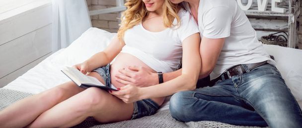 Young pregnant woman and her husband. Waiting for baby - Φωτογραφία, εικόνα