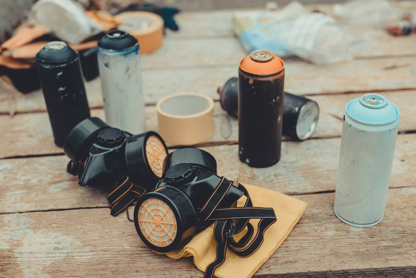 respirateurs et canettes avec peinture par pulvérisation colorée pour graffiti
 - Photo, image