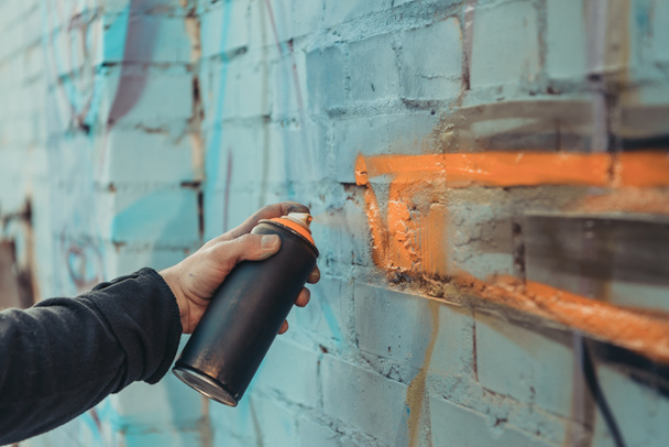oříznutý pohled pouliční umělec obraz barevná graffiti na zdi budovy - Fotografie, Obrázek