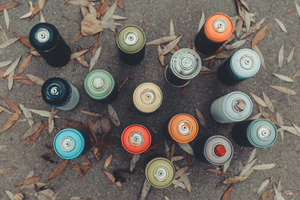Draufsicht auf Dosen mit bunter Sprühfarbe für Graffiti - Foto, Bild