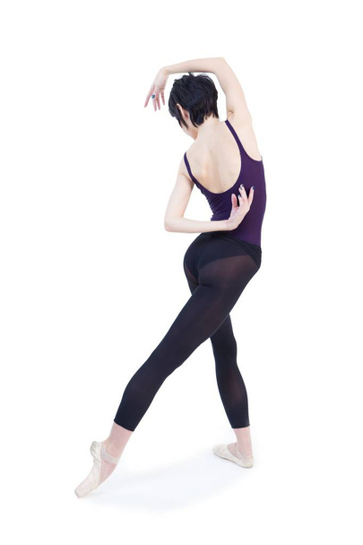 Ballerina tanssii studiossa valkoisella taustalla eristää
 - Valokuva, kuva
