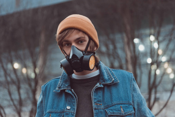 gaz maskesi ve şapka genç adam portresi - Fotoğraf, Görsel