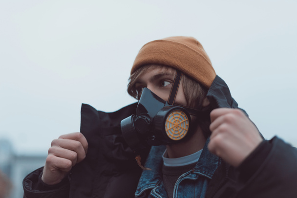 portrét mladého muže v respirátor a čepice - Fotografie, Obrázek