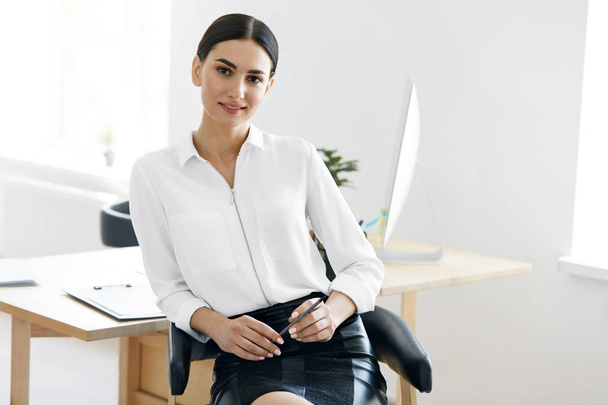 Business People. Portrait Of Woman In Office - Foto, immagini