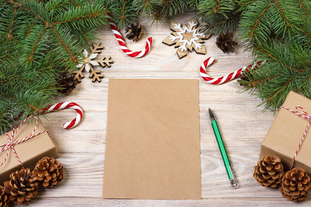 carte de Noël vide sur table en bois avec bonbons de Noël et boîte cadeau
 - Photo, image