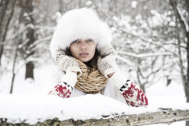 Молодая женщина замерзает в снежном лесу
 - Фото, изображение