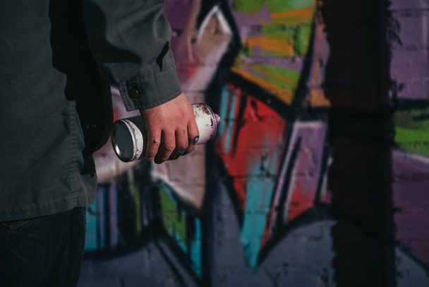 夜のエアゾール塗料とストリート アーティスト絵の落書きの壁観をトリミング - 写真・画像