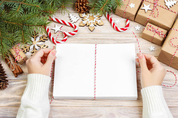 dopisy balení a dárkové krabičky, karty pro Vánoční blahopřání. Obálky, dopisy, dárky, vánoční stromek větve a vánoční dekorace, pohled shora, kopírovat prostor - Fotografie, Obrázek