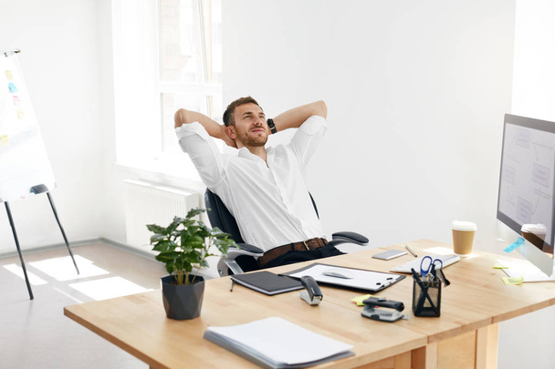 Worker Relaxing In Office. Relaxed Man At Work - Foto, imagen