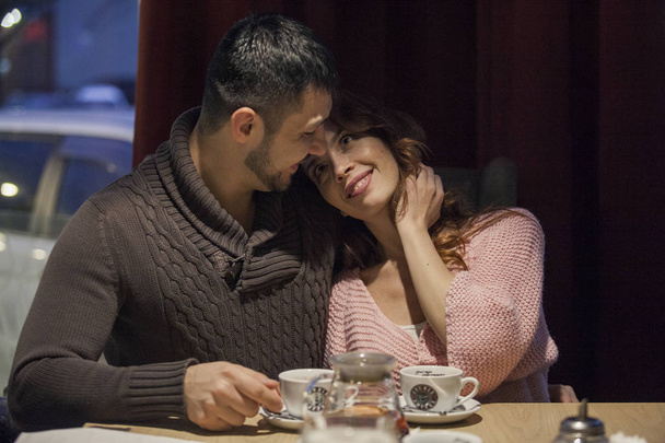 Paar amüsiert sich in einem Café. - Foto, Bild
