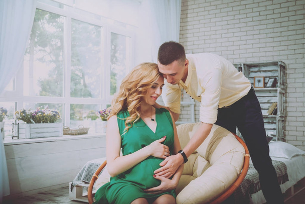Young pregnant woman and her husband. Waiting for baby - Foto, afbeelding