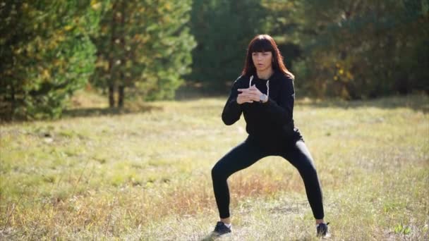 aktives Leben mit Sport. Frau beim Training im Herbstpark - Filmmaterial, Video