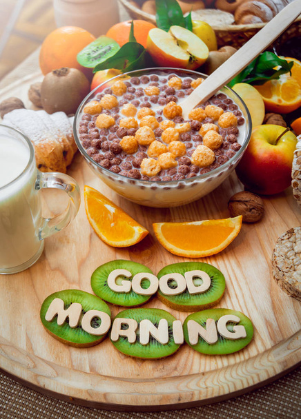 Здоровый завтрак с молоком, фруктами и мюсли
 - Фото, изображение