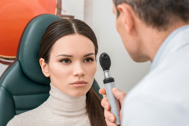 Junge Frau lässt sich in Klinik von Augenarzt untersuchen - Foto, Bild