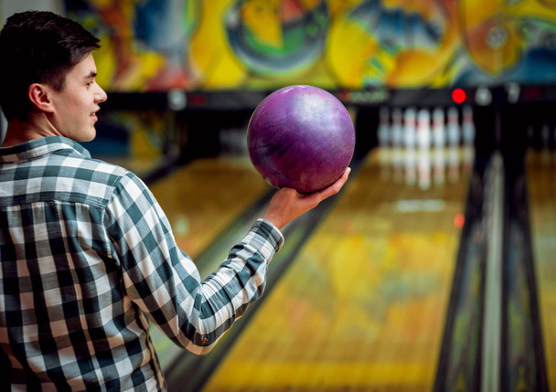 Kaukázusi fiatalember, szórakozás a bowling Club - Fotó, kép