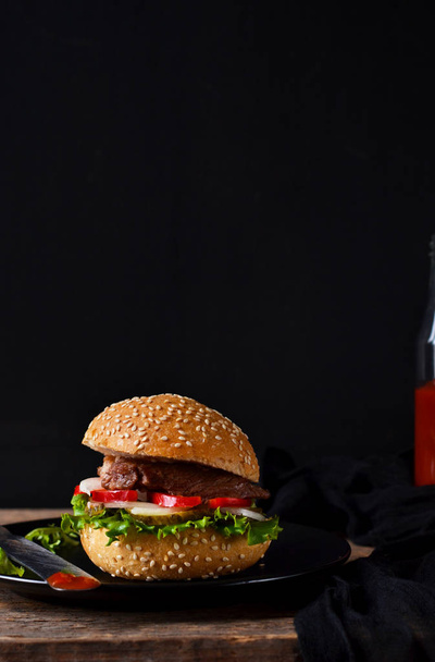 Homemade burger with beef, salad and tomato sauce. - Foto, Bild