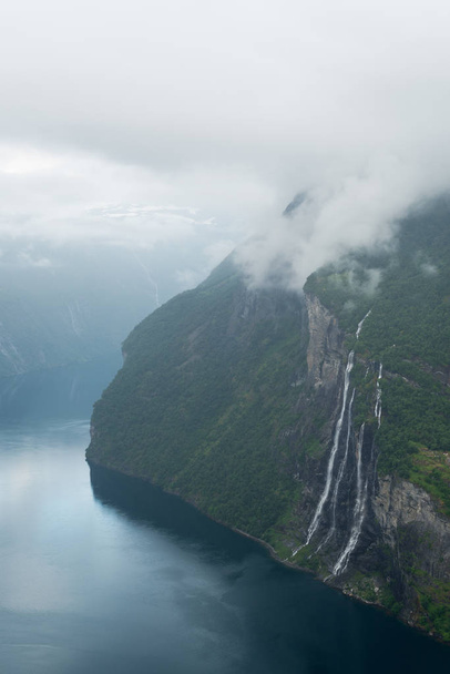 Paisaje de verano con fiordo y cascada, Noruega
 - Foto, imagen